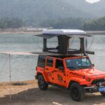 Vertical pop-up rooftop tent for SUV